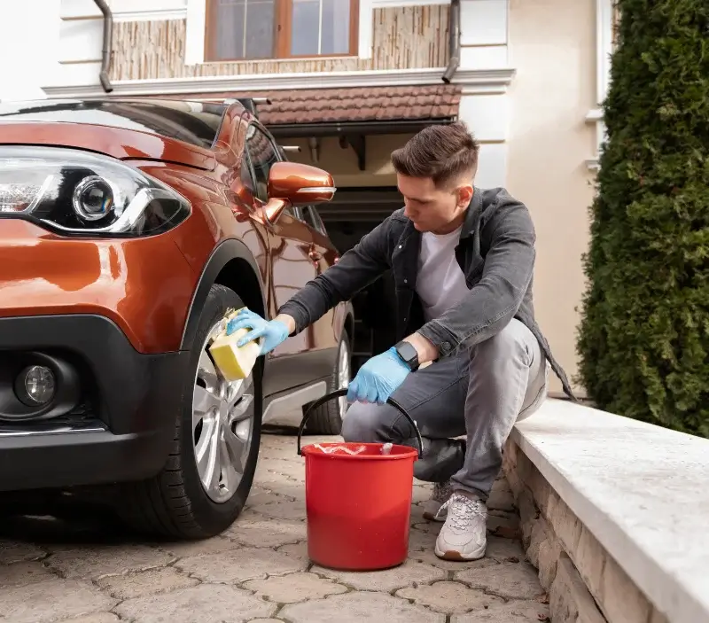 Lavage auto à domicile Azay-le-Rideau : professionnel intervenant sur un véhicule
